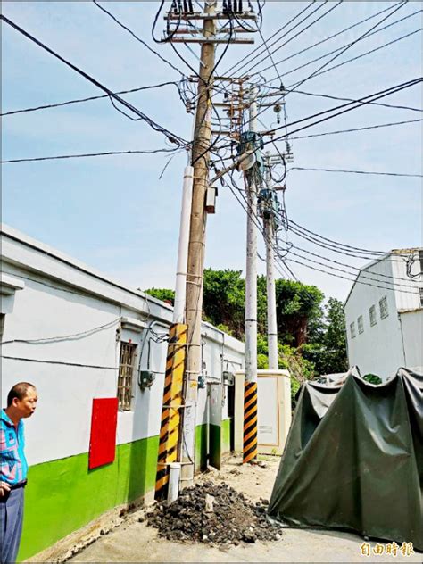 房子對面有電線桿|請問住家旁邊有電線桿（電線纏很多＆有電筒那種），會對身體不。